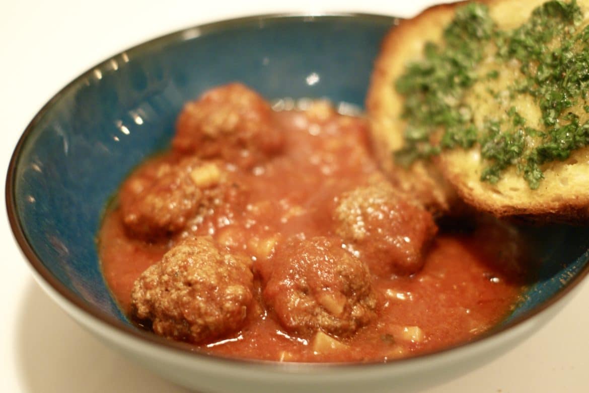 Variation af kødboller i tomatsauce