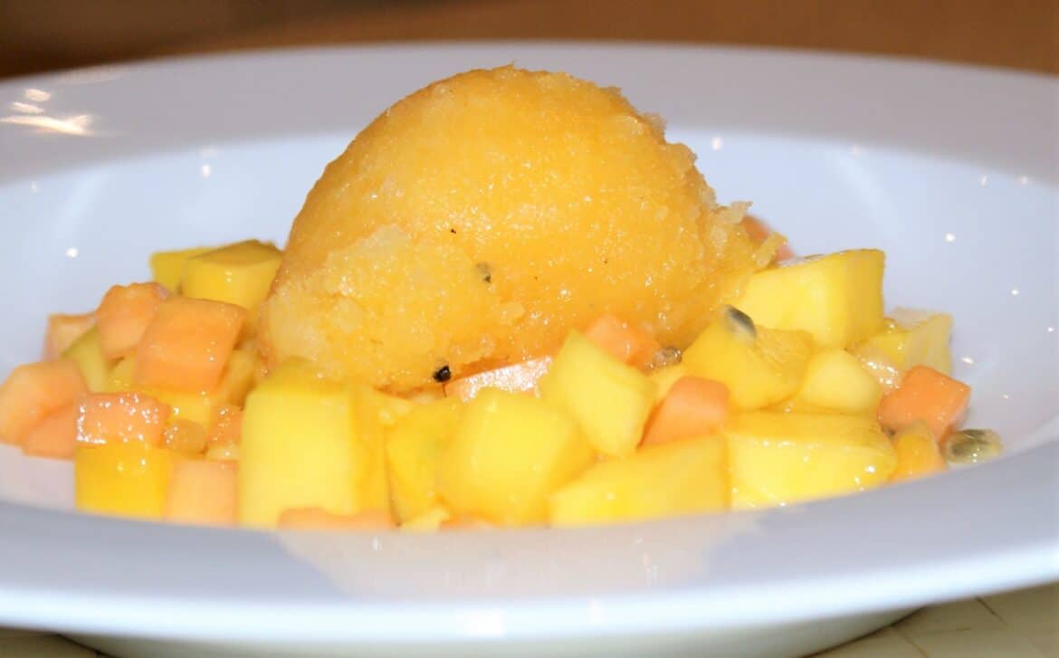 Sorbet af passionsfrugter med eksotisk frugtsalat