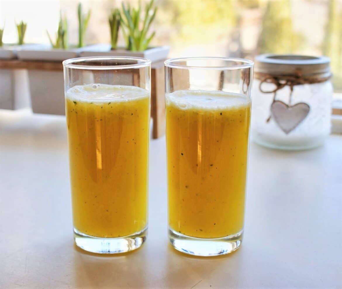 Juice på ananas, æble, ingefær og mynte
