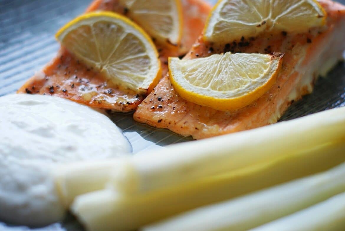 citronlaks med hvide asparges
