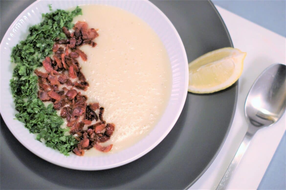 Jordskokkesuppe med bacondrys og persille