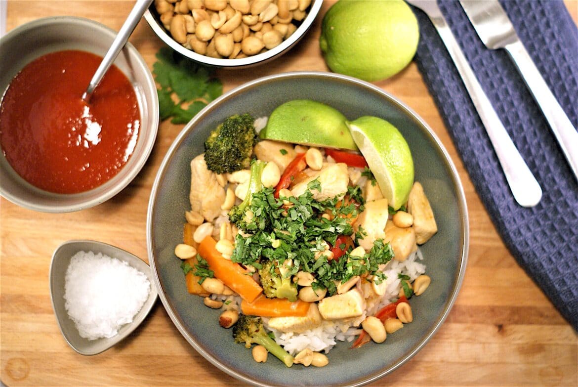 wok med kylling og rød karrypasta