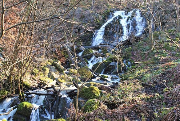 danmarks stoerste vandfald i doendalen paa bornholm i januar