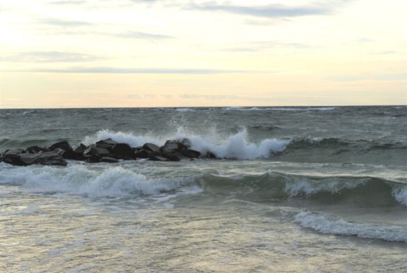 bølger i østersøen fra galløkken strand i rønne