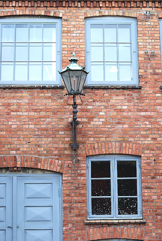 baggården på hjorths keramikfabrik med fin gammel belysning