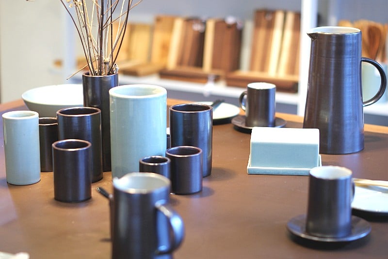 udstillingsbord med kopper vaser og kander i apoteker glasur