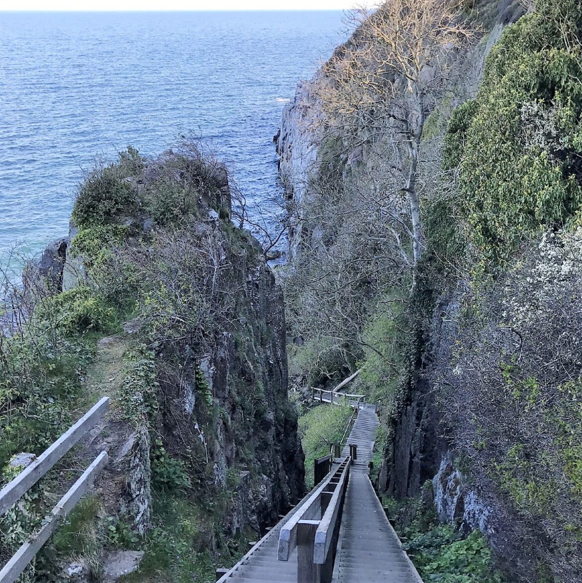 vandre tur ved jons kapel paa bornholm i maj