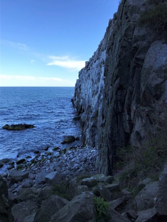 klippevaeg ud mod oestersoen ved bornholms vestkyst