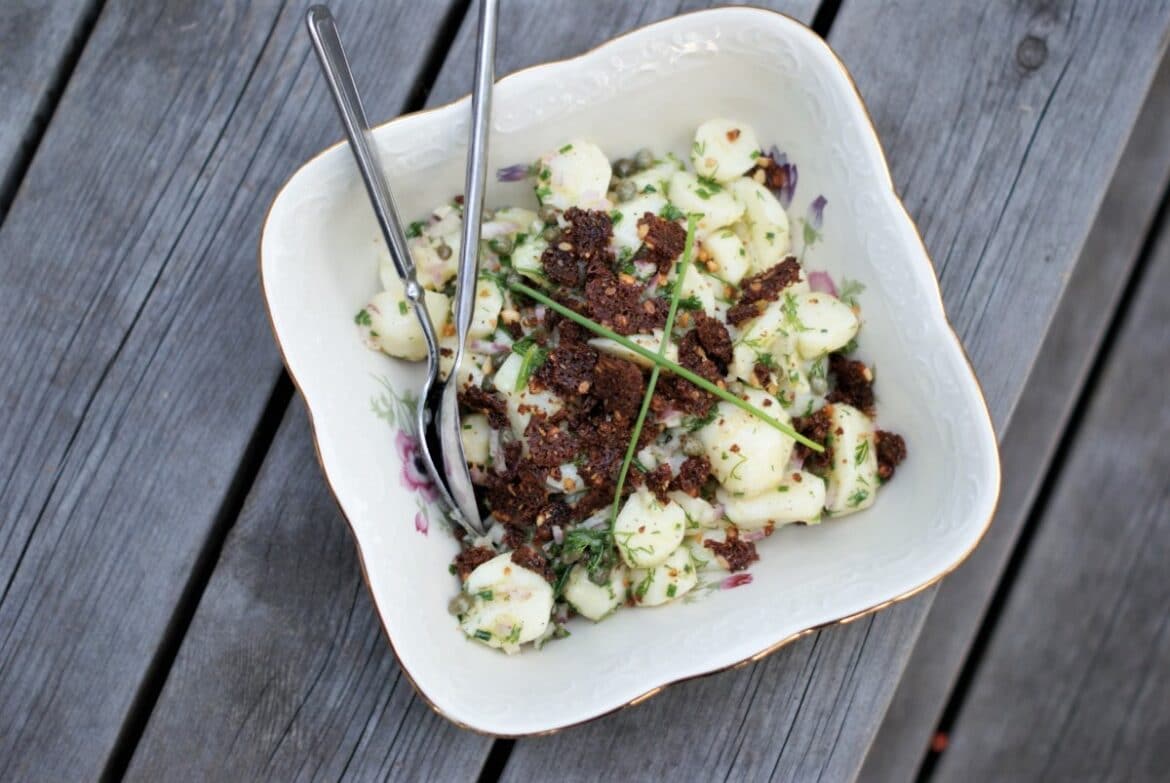 opskrift paa kold kartoffelsalat med rygeost og rugbroedsknas