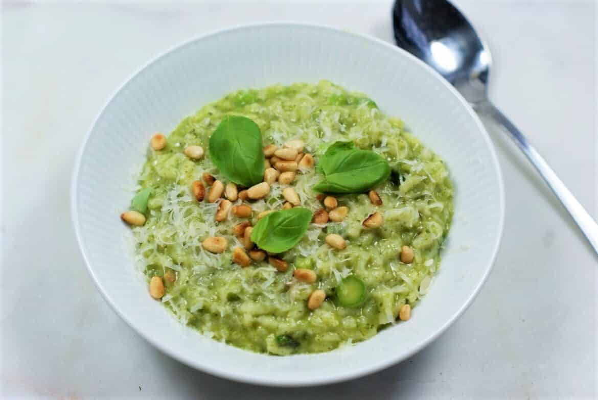 opskrift paa groen risotto med asparges og aerter og pistacienoedder og krydderurter