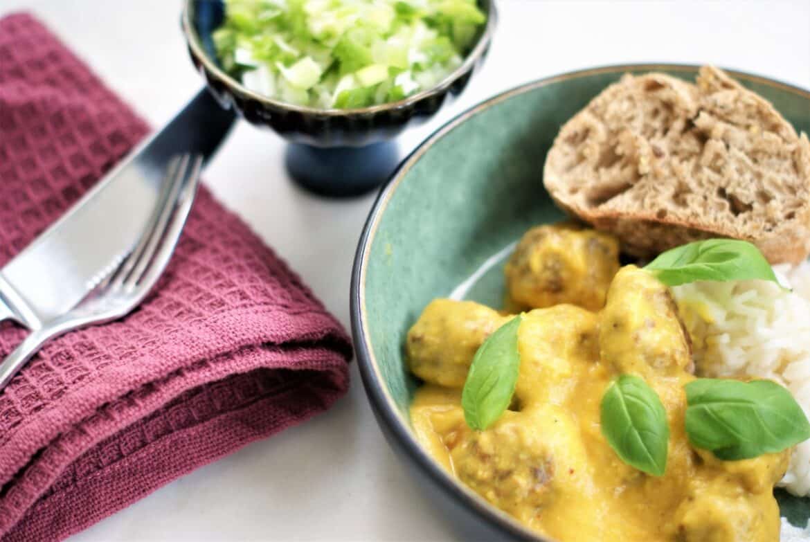 opskrift paa koedboller i cremet og krydret graeskarsauce