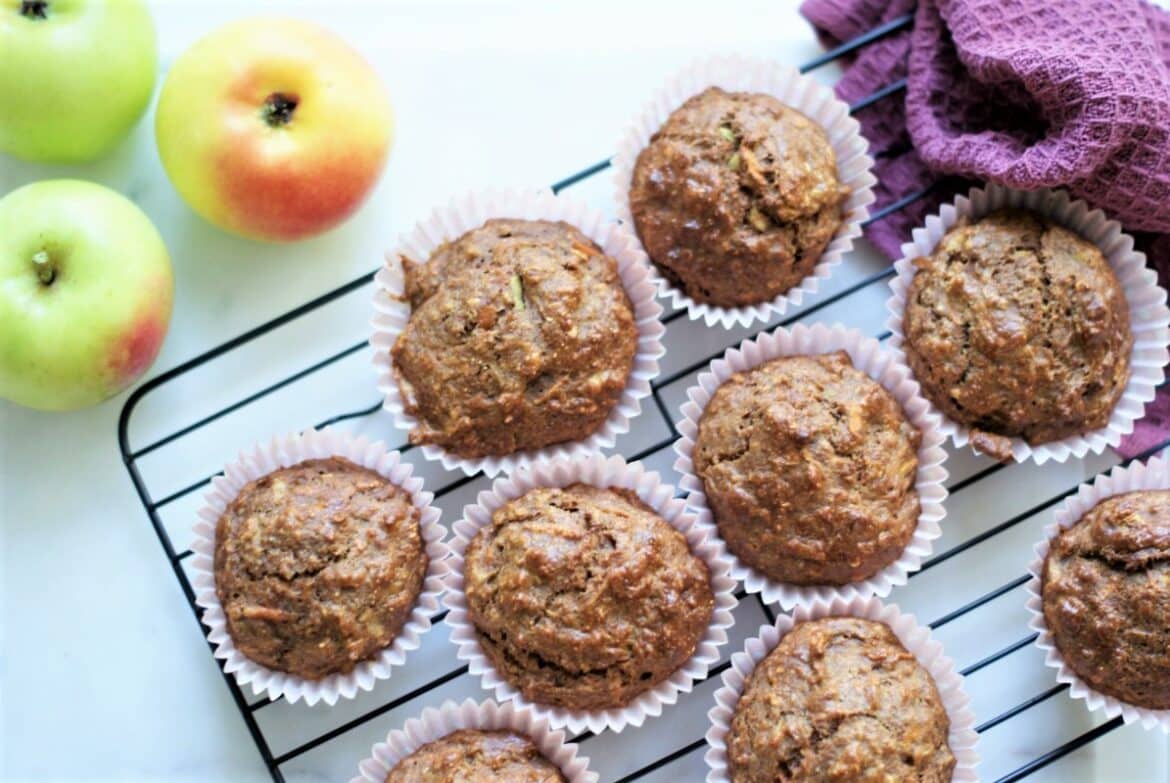 opskrift paa sunde muffins med guleroedder og aebler fra haven