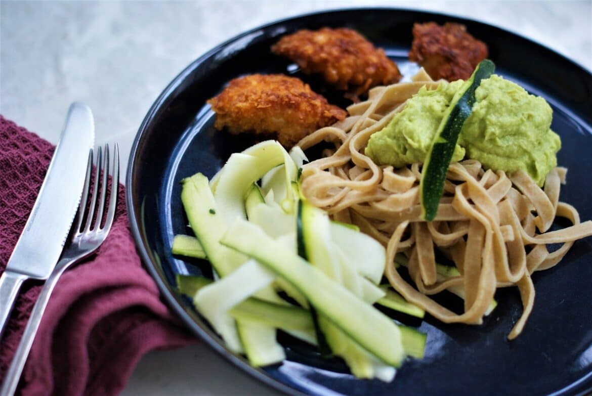 opskrift paa kyllingenuggets med squash og pasta toppet med avocado creme