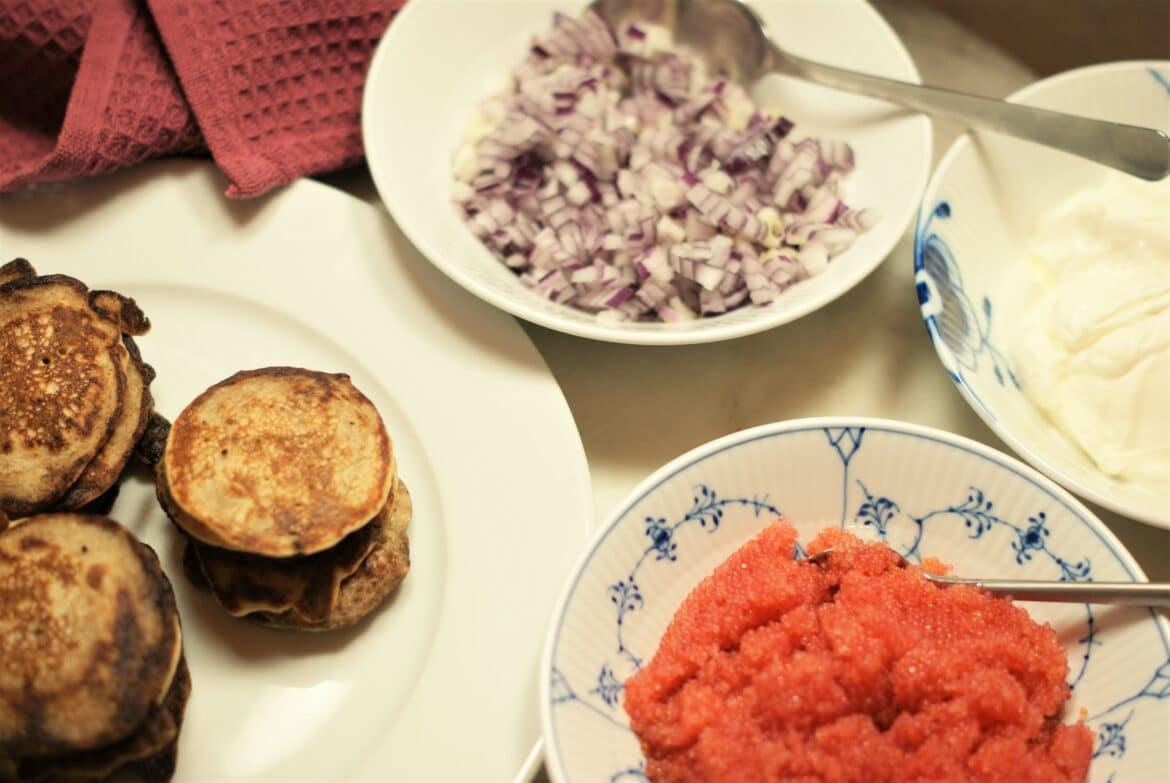 opskrift paa hjemmelavet blinis og stenbiderrogn