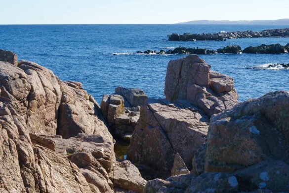 klipper og blaa oestersoe ved allinge paa bornholm