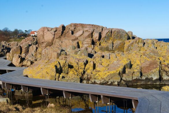klippestien i allinge på bornholm i marts